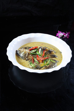 山茶油燜鯇魚