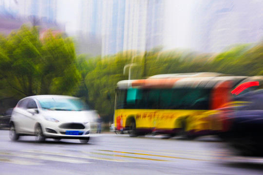 行駛中公交車