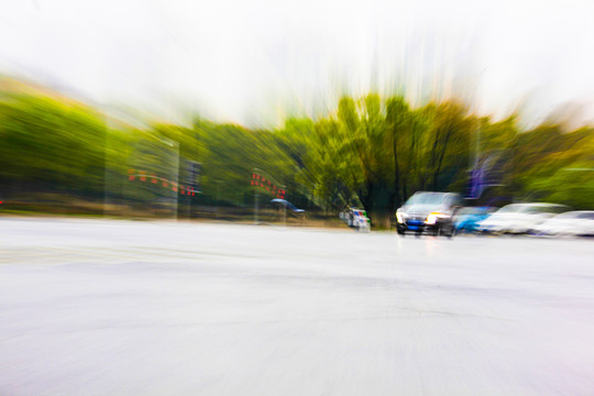 行駛中小汽車