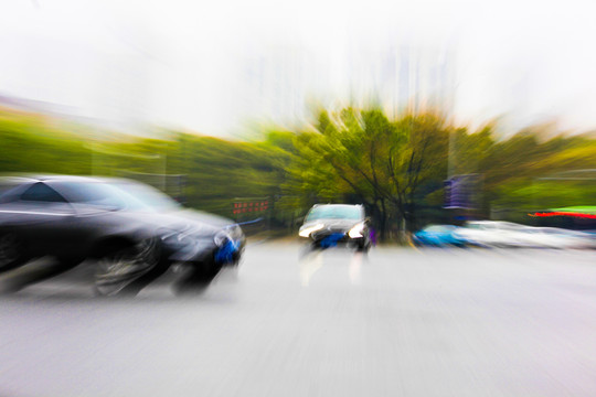 行駛中小汽車