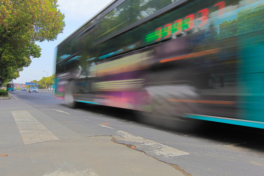 行駛中的公交車
