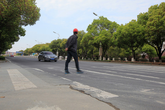 通過公路的人