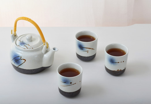 一個茶壺三個茶杯