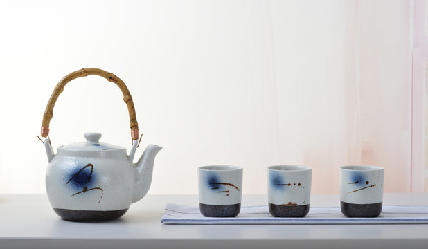 茶具茶壺茶杯一排過