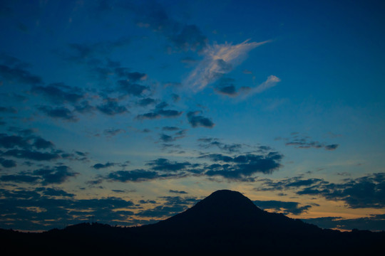 遠(yuǎn)山的天空