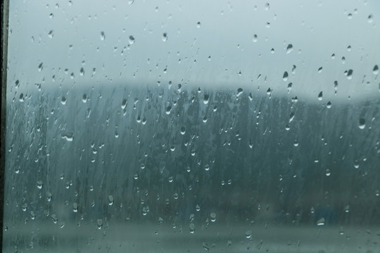 玻璃上的水滴