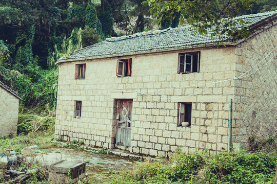 無人居住的石頭房
