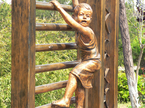 小男孩雕塑
