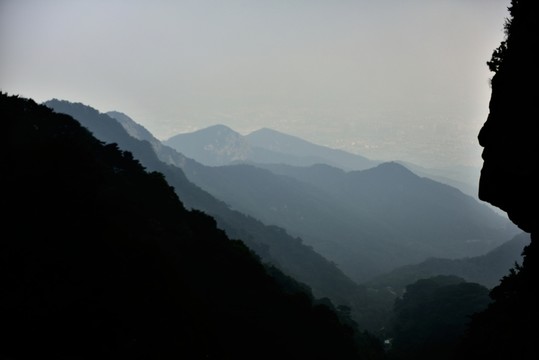 眺望遠(yuǎn)山