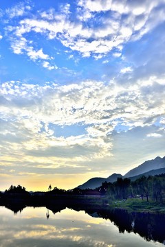 藍(lán)天白云遠(yuǎn)山湖泊倒影