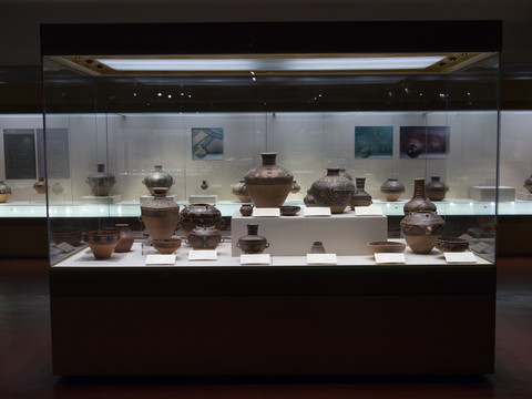 陶器展覽柜