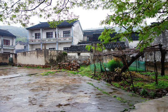 村莊雨景