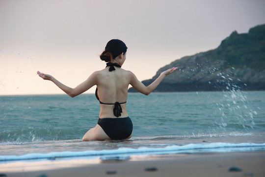 海邊比基尼美女