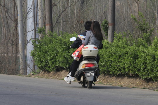 騎摩托車(chē)的小情侶