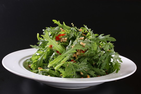 花生仁拌茼蒿