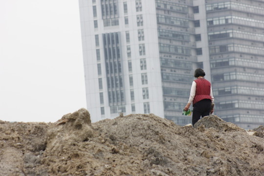 失去土地的母親