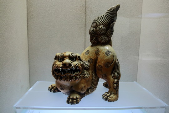 黃釉獅子