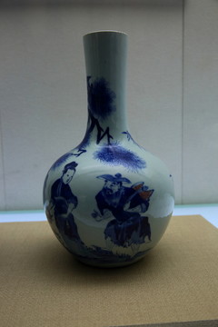 青花夾紫天球瓶