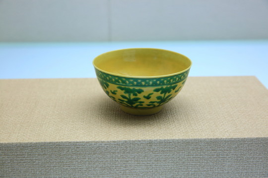 黃釉黃釉綠彩碗