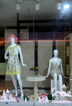 女裝店 服裝店櫥窗 模特