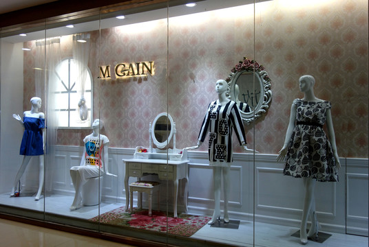 女裝店 服裝店 櫥窗模特