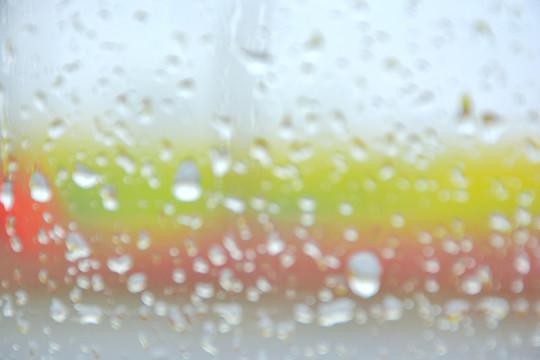 下雨朦朧的玻璃