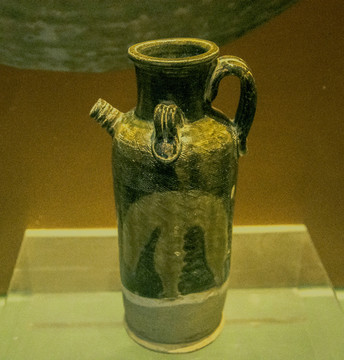 青釉執(zhí)壺