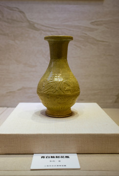 青白釉刻畫瓶