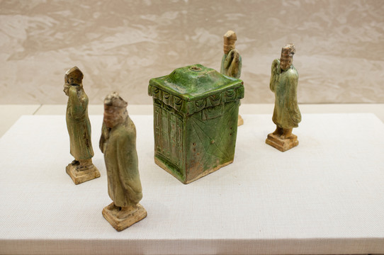 綠釉陶轎廂及轎夫俑