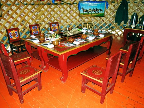 蒙古包里的餐桌