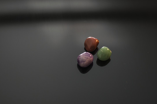 三顆彩色石頭