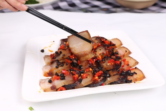 豬血丸子蒸臘肉