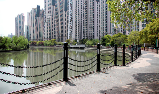 河邊高樓