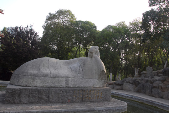 興慶公園 李白醉臥 石雕
