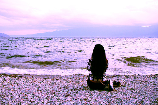 看海的女人 海邊的少女 少女背