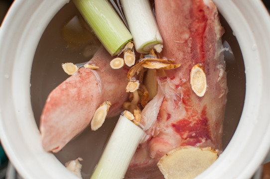 牛骨湯