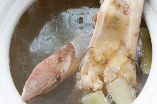 牛骨湯