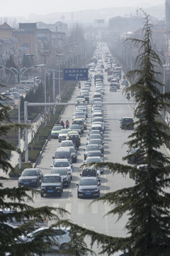 公路上擁擠的汽車