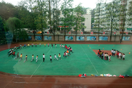 操場(chǎng) 做游戲 運(yùn)動(dòng) 小學(xué)生
