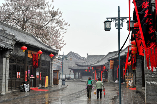 雨中古街