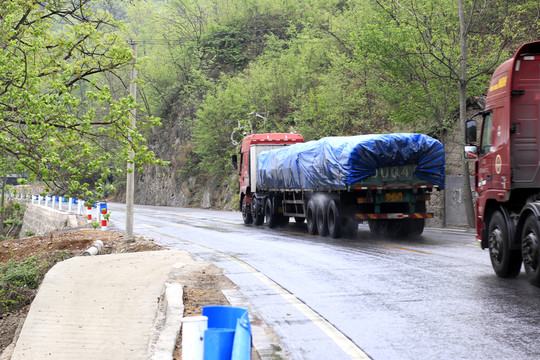 雨中行車