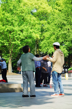 公園里跳舞的老人