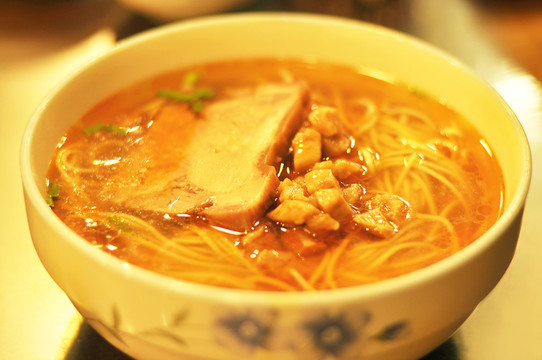 燜蹄辣肉面