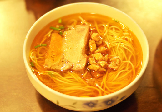 燜蹄辣肉面