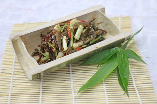 竹筒小菜干煸小干魚