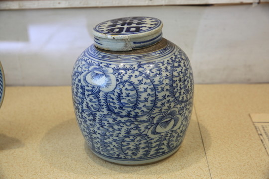 青花瓷壇