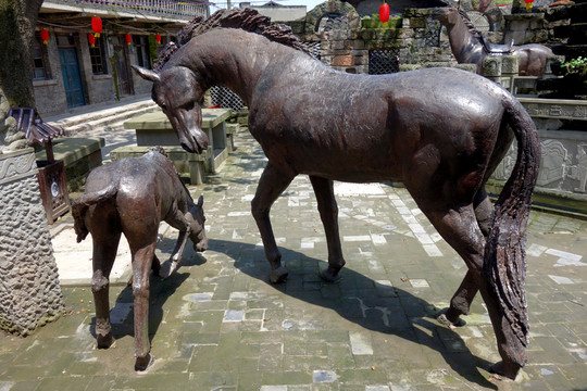 老馬 小馬 母子 雕塑