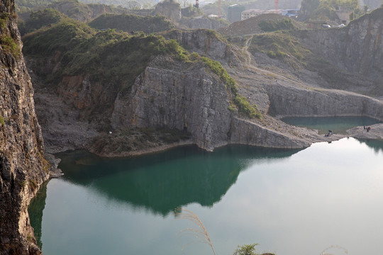 礦區(qū) 礦坑