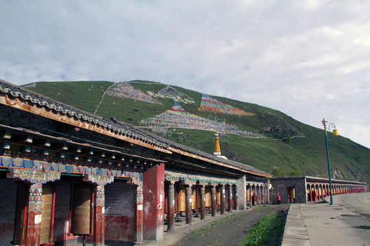 塔公寺的轉經(jīng)筒廊道
