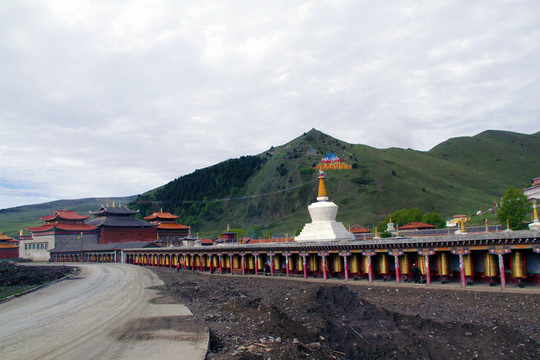 塔公寺轉(zhuǎn)經(jīng)筒的廊道